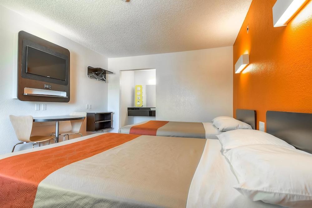 Motel 6 San Diego, CA - North photo 2