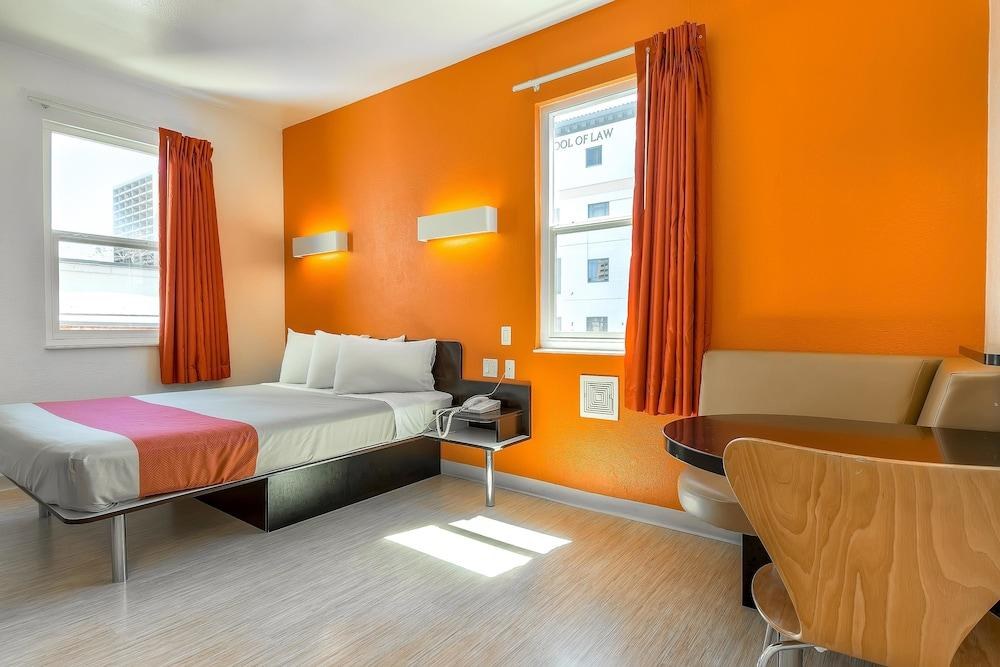 Motel 6 San Diego, CA - Downtown photo 1