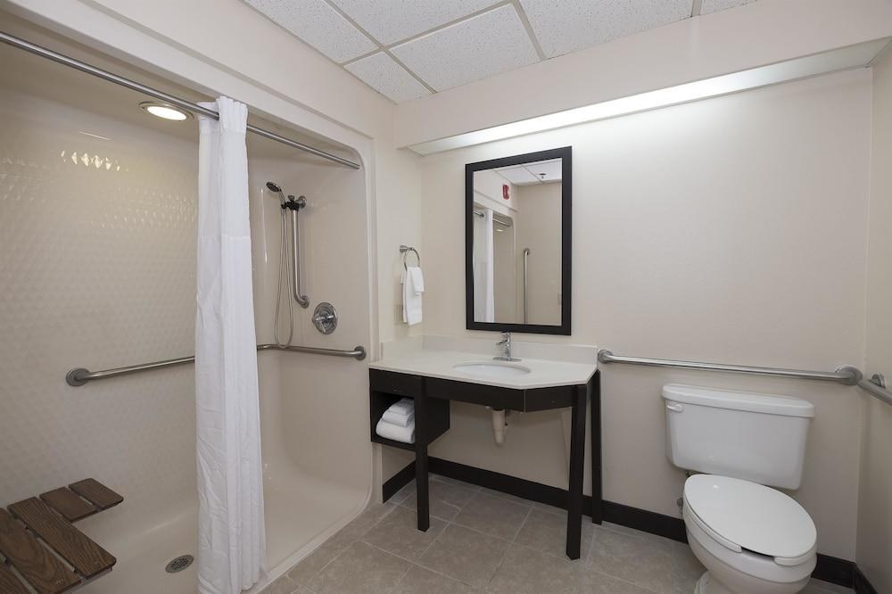 RED ROOF INN PLUS+ BENTONVILLE photo 3
