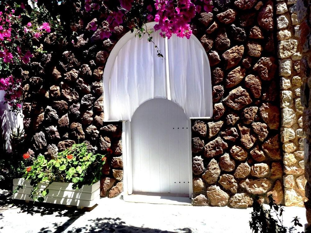 Atalos Suites photo 4