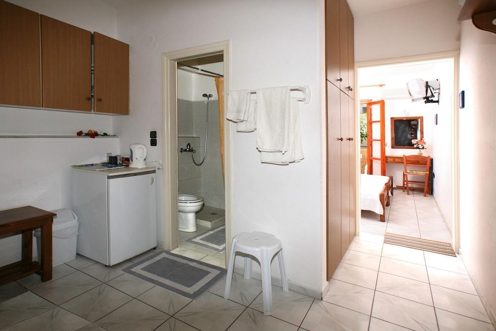 KAPETANOS ROOMS photo 3