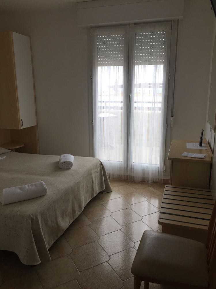 HOTEL LITTLE photo 1