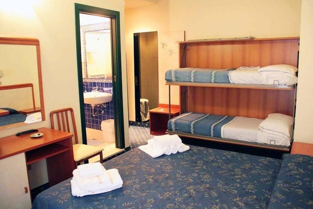 Hotel River photo 1