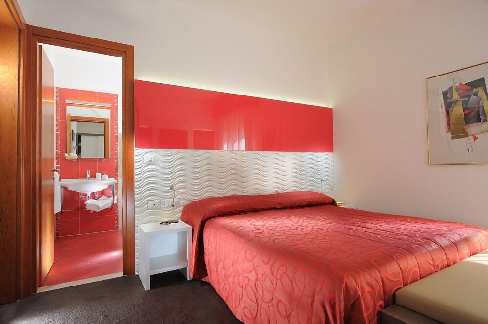 HOTEL LILIA photo 2