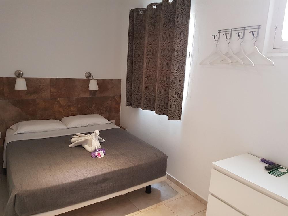HOSTAL MARTINVAL photo 2