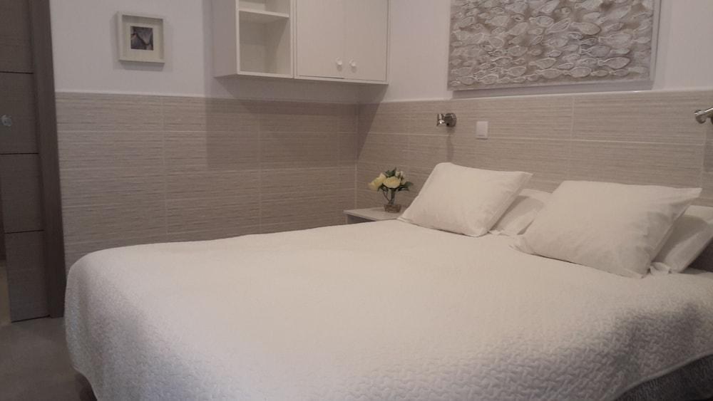 HOSTAL HOUSE photo 1