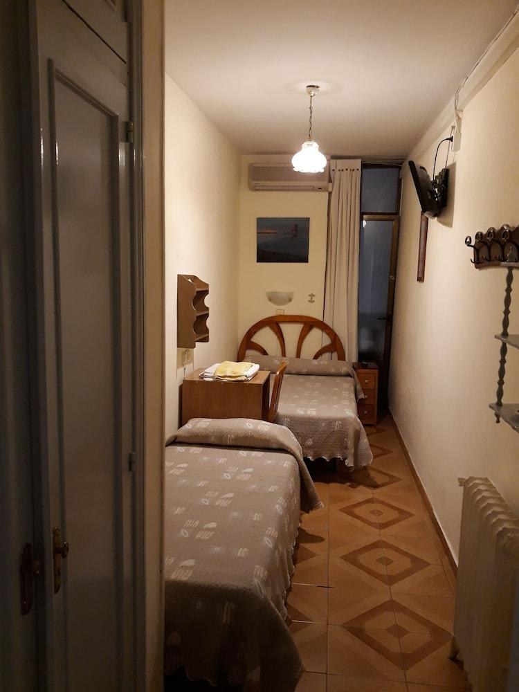 HOSTAL FUENTESOL photo 1