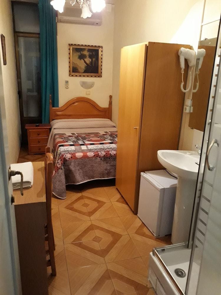HOSTAL FUENTESOL photo 2
