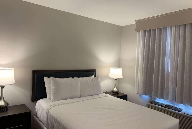 Wingate by Wyndham JFK Airport / Far Rockaway