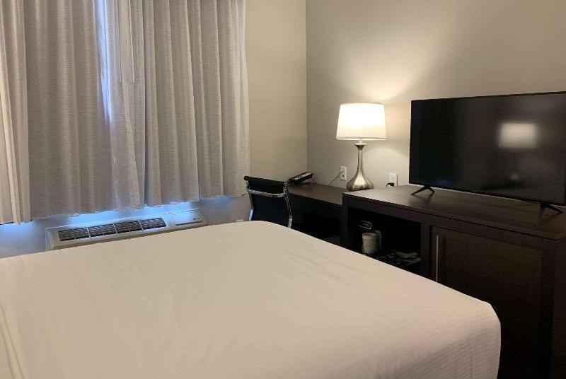 Wingate by Wyndham JFK Airport / Far Rockaway photo 2