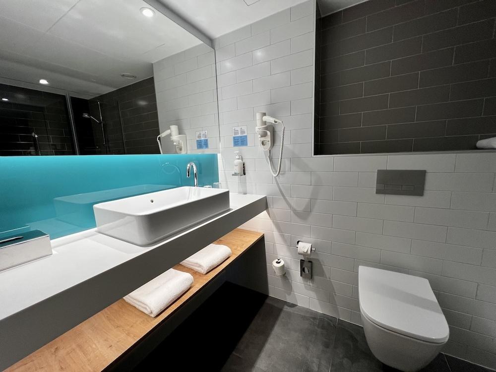 Holiday Inn Express Madrid Airport by IHG photo 3
