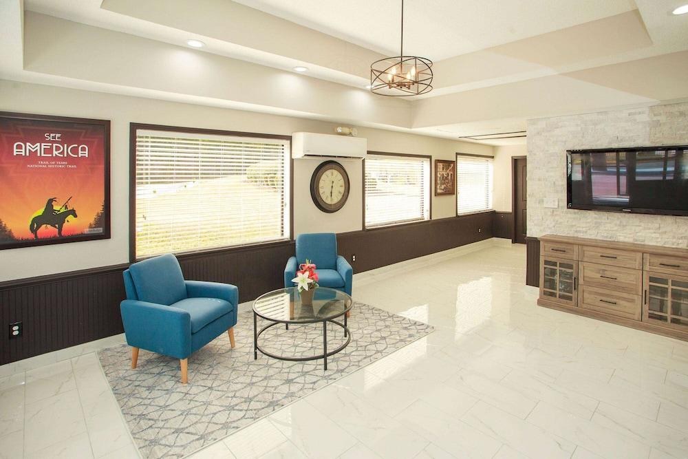 Travelodge by Wyndham Macon West