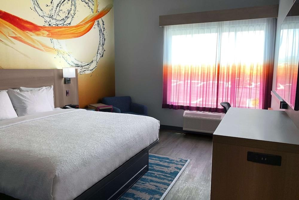 La Quinta Inn & Suites by Wyndham San Antonio Seaworld/LAFB photo 1