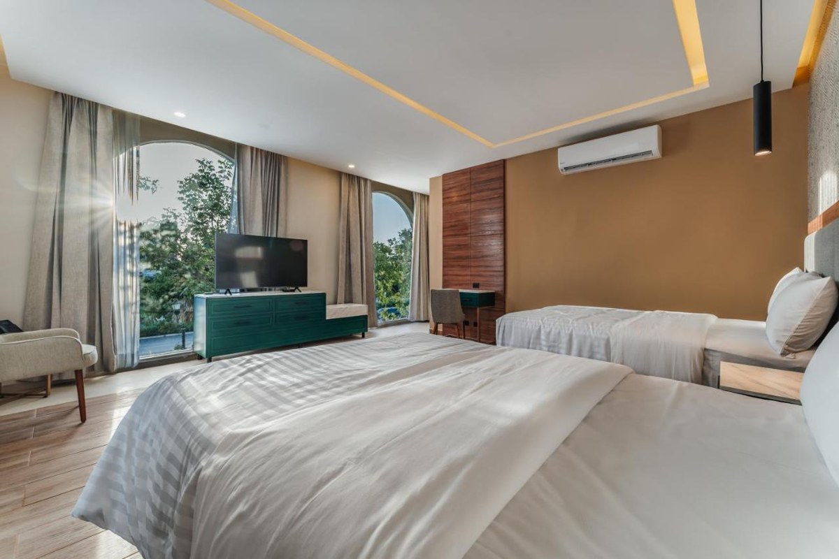HOTEL CHARIOT photo 1