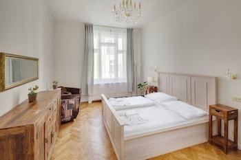 OLD TOWN SQUARE APARTMENTS photo 1