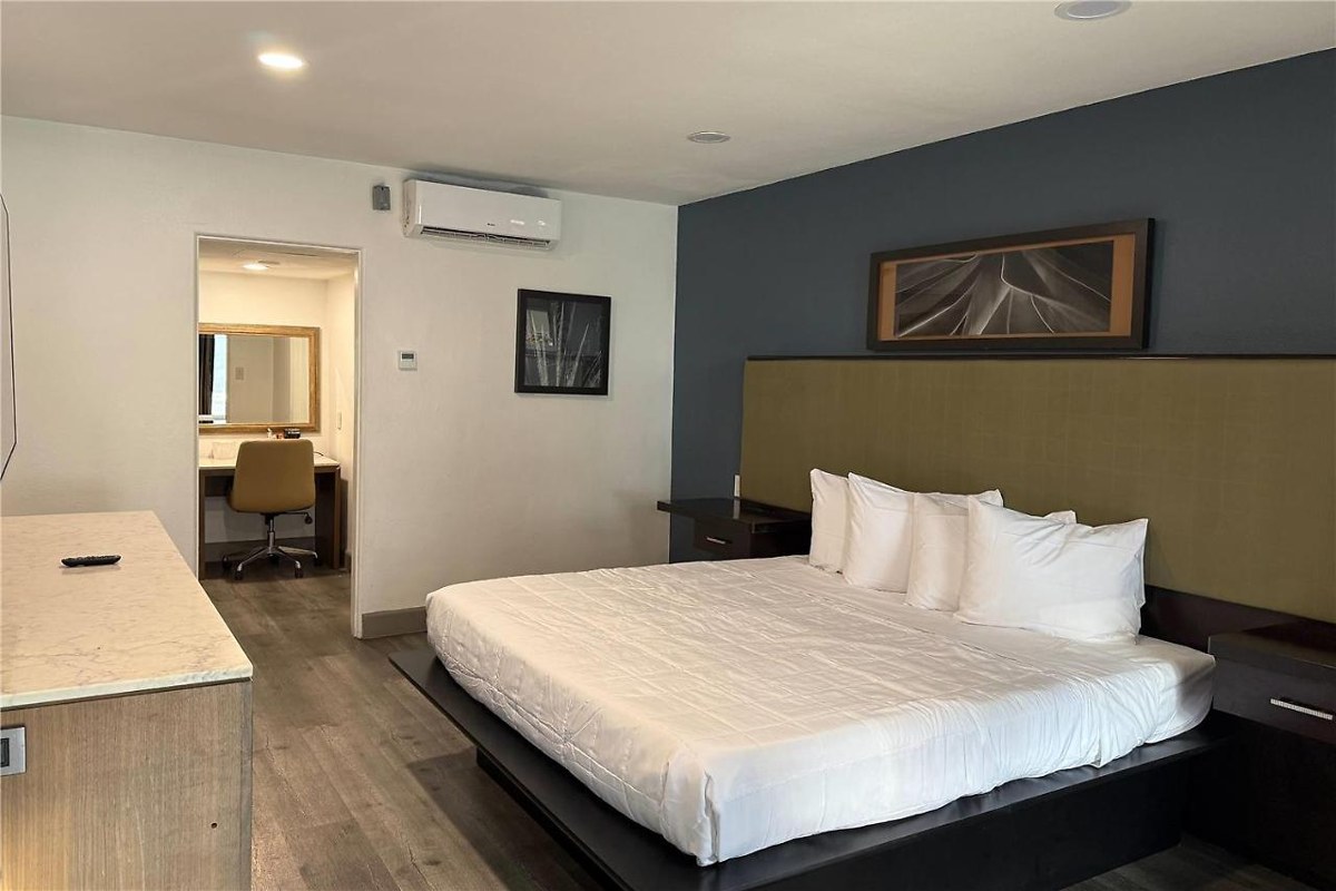 DTLV, a Baymont by Wyndham photo 1